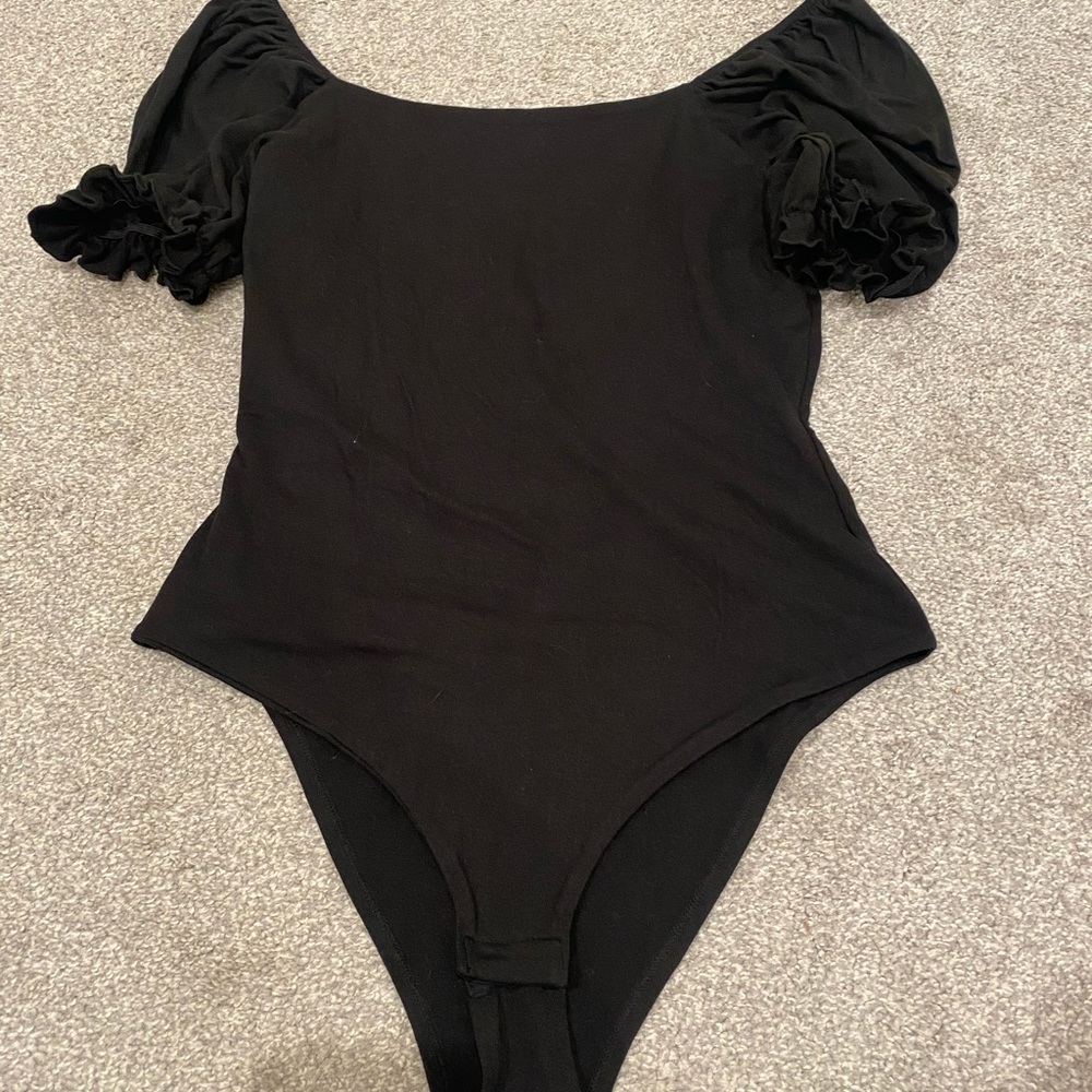 Super soft off the shoulder body suit. Size large